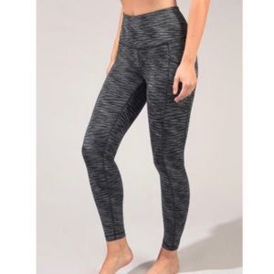 Target Women’s Mid-Rise Reversible 7/8 Leggings, Black Gray Size Medium